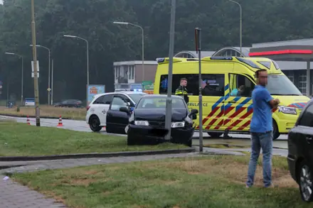 Twee voertuigen botsen op beruchte kruising Angelslo — foto 6 van 6