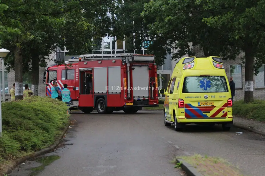 Flesje met gevaarlijke stof valt op vloer Terra MBO Emmen
