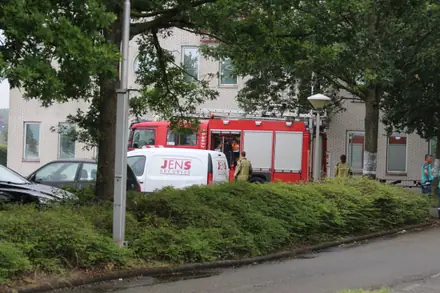 Flesje met gevaarlijke stof valt op vloer Terra MBO Emmen — foto 6 van 8
