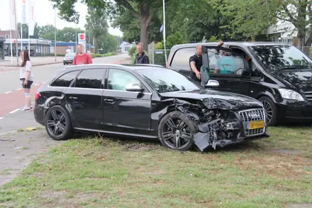 Gewonde bij ongeluk in Emmen — foto 4 van 6