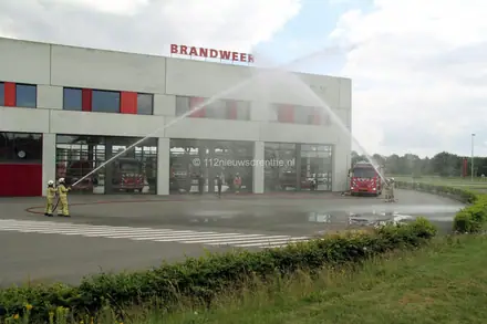 Brandweerkazernes eren en herdenken omgekomen brandweermensen — foto 2 van 3