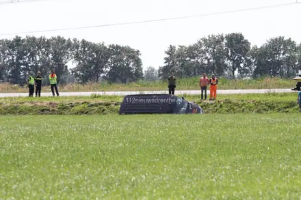 Busje belandt in sloot op de A37 bij Wachtum — foto 2 van 6