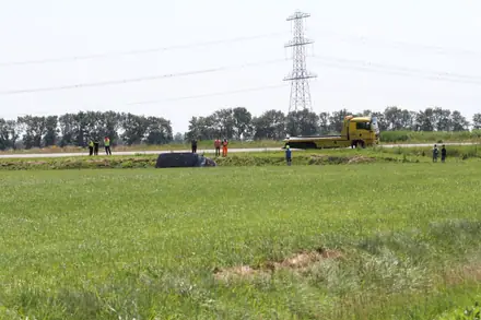 Busje belandt in sloot op de A37 bij Wachtum — foto 5 van 6
