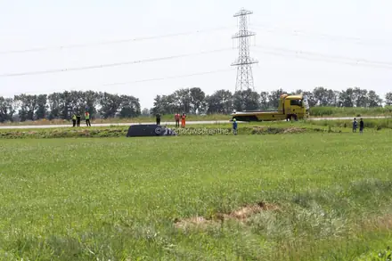 Busje belandt in sloot op de A37 bij Wachtum — foto 3 van 6