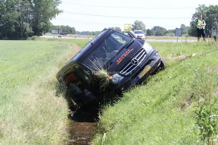 Busje belandt in sloot op de A37 bij Wachtum — foto 1 van 6