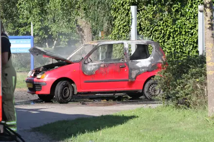 Auto brand uit op de Vasco Da Gamastraat in Emmen [Video] — foto 6 van 10
