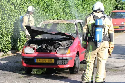 Auto brand uit op de Vasco Da Gamastraat in Emmen [Video] — foto 3 van 10