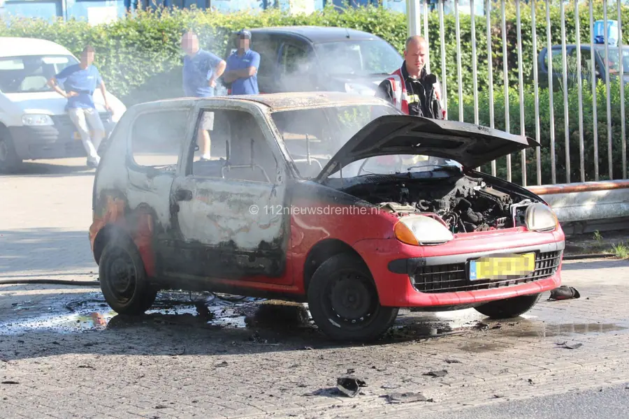 Auto brand uit op de Vasco Da Gamastraat in Emmen [Video]