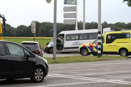 Meerdere gewonden en flinke ravage bij frontale botsing op kruising Rondweg Emmen: weg deels afgesloten — foto 2 van 12