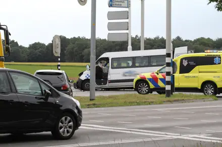 Meerdere gewonden en flinke ravage bij frontale botsing op kruising Rondweg Emmen: weg deels afgesloten — foto 7 van 12