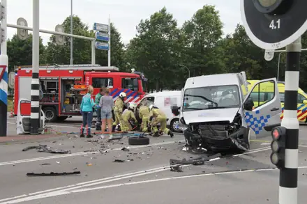 Meerdere gewonden en flinke ravage bij frontale botsing op kruising Rondweg Emmen: weg deels afgesloten — foto 8 van 12
