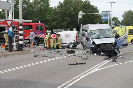 Meerdere gewonden en flinke ravage bij frontale botsing op kruising Rondweg Emmen: weg deels afgesloten — foto 4 van 12