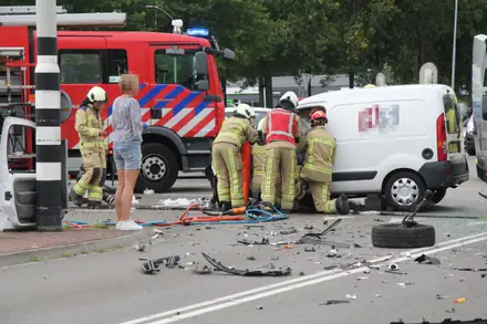 Meerdere gewonden en flinke ravage bij frontale botsing op kruising Rondweg Emmen: weg deels afgesloten — foto 10 van 12