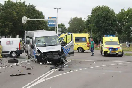 Meerdere gewonden en flinke ravage bij frontale botsing op kruising Rondweg Emmen: weg deels afgesloten — foto 6 van 12