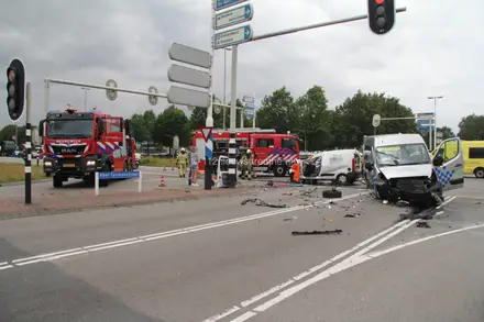 Meerdere gewonden en flinke ravage bij frontale botsing op kruising Rondweg Emmen: weg deels afgesloten — foto 1 van 12