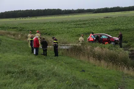 Automobiliste naar ziekenhuis nadat ze met wagen in de sloot einigde — foto 2 van 6