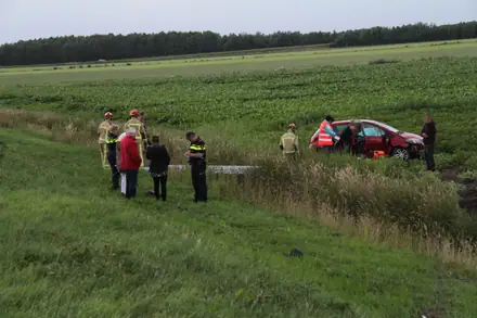 Automobiliste naar ziekenhuis nadat ze met wagen in de sloot einigde — foto 4 van 6