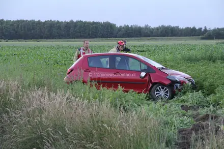 Automobiliste naar ziekenhuis nadat ze met wagen in de sloot einigde — foto 3 van 6