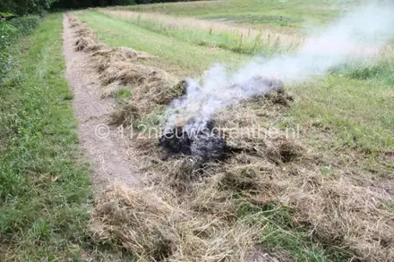 Hooibrand in Emmen snel onder controle — foto 3 van 4