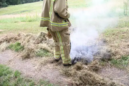Hooibrand in Emmen snel onder controle — foto 1 van 4