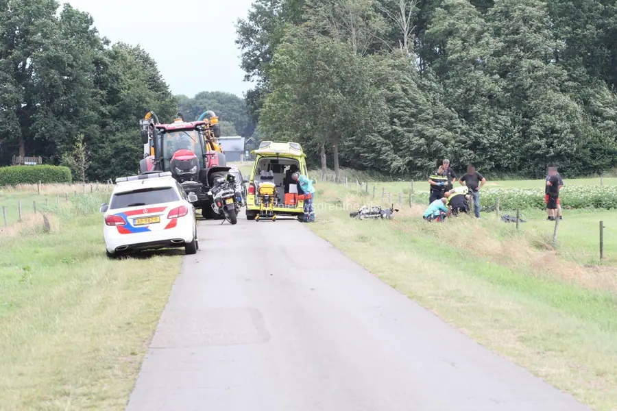 Motorrijder gewond bij botsing met trekker bij Noord-Sleen