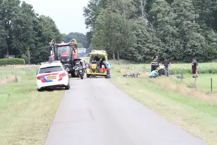 Motorrijder gewond bij botsing met trekker bij Noord-Sleen — foto 4 van 6