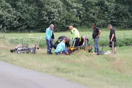 Motorrijder gewond bij botsing met trekker bij Noord-Sleen — foto 5 van 6