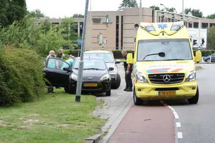 Blikschade bij kop-staart botsing in Emmen — foto 1 van 6