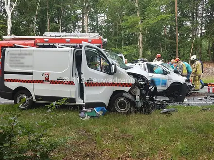 Drie gewonden bij frontale botsing op N34 bij Odoorn — foto 4 van 5