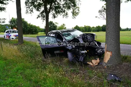 Voertuig botst tegen boom, één persoon gewond — foto 4 van 4