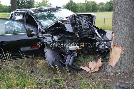Voertuig botst tegen boom, één persoon gewond — foto 1 van 4
