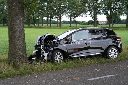 Voertuig botst tegen boom, één persoon gewond — foto 2 van 4