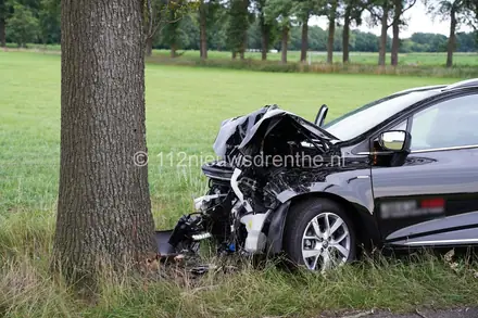 Voertuig botst tegen boom, één persoon gewond — foto 3 van 4