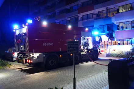 Vlammen verwoesten taxibus en caravan in Emmen — foto 6 van 6