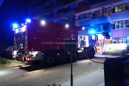 Vlammen verwoesten taxibus en caravan in Emmen — foto 3 van 6