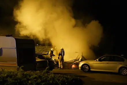 Vlammen verwoesten taxibus en caravan in Emmen — foto 4 van 6