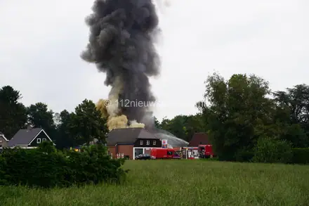 Grip 1 bij zeer grote brand in Valthermond — foto 5 van 6