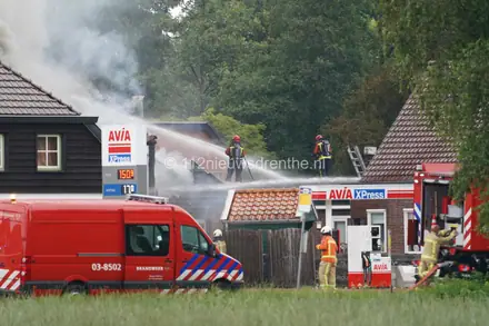 Grip 1 bij zeer grote brand in Valthermond — foto 6 van 6