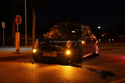 Auto totaal los nadat hij over een Middengeleider heen rijd — foto 2 van 8