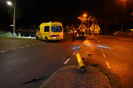 Auto totaal los nadat hij over een Middengeleider heen rijd — foto 6 van 8