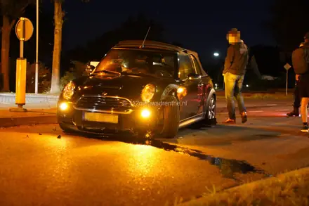 Auto totaal los nadat hij over een Middengeleider heen rijd — foto 3 van 8