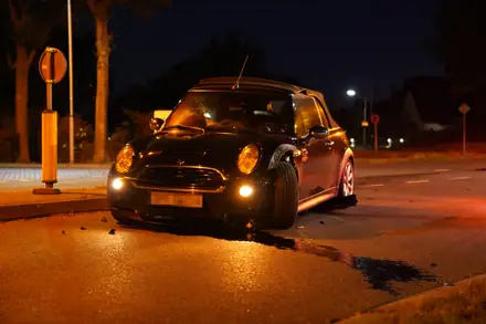 Auto totaal los nadat hij over een Middengeleider heen rijd — foto 8 van 8