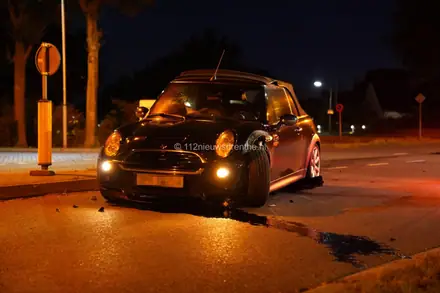 Auto totaal los nadat hij over een Middengeleider heen rijd — foto 4 van 8