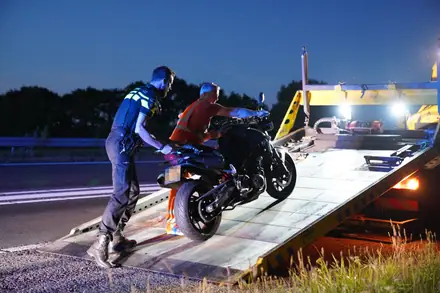 Motorrijder onderuit op de A37 ter hoogte van oprit Veenoord — foto 8 van 8