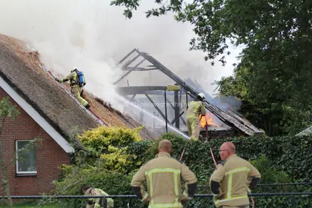 Uitslaande brand in schuur en woning ’t Haantje — foto 3 van 10
