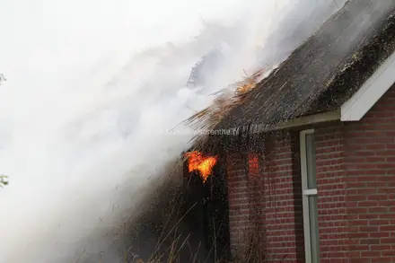 Uitslaande brand in schuur en woning ’t Haantje — foto 4 van 10