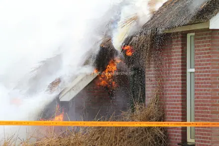 Uitslaande brand in schuur en woning ’t Haantje — foto 5 van 10