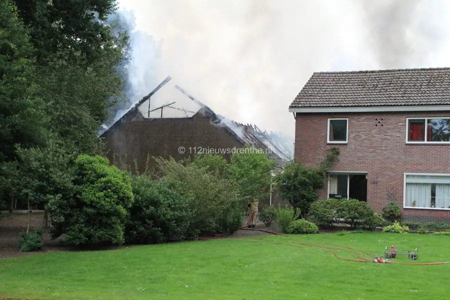 Schuur bij boerderij brand volledig af in Valthermond