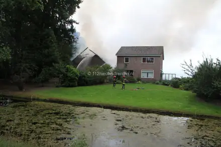 Schuur bij boerderij brand volledig af in Valthermond — foto 2 van 3