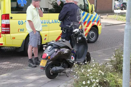 Scooter en bestelbus botsen in Emmen — foto 7 van 10